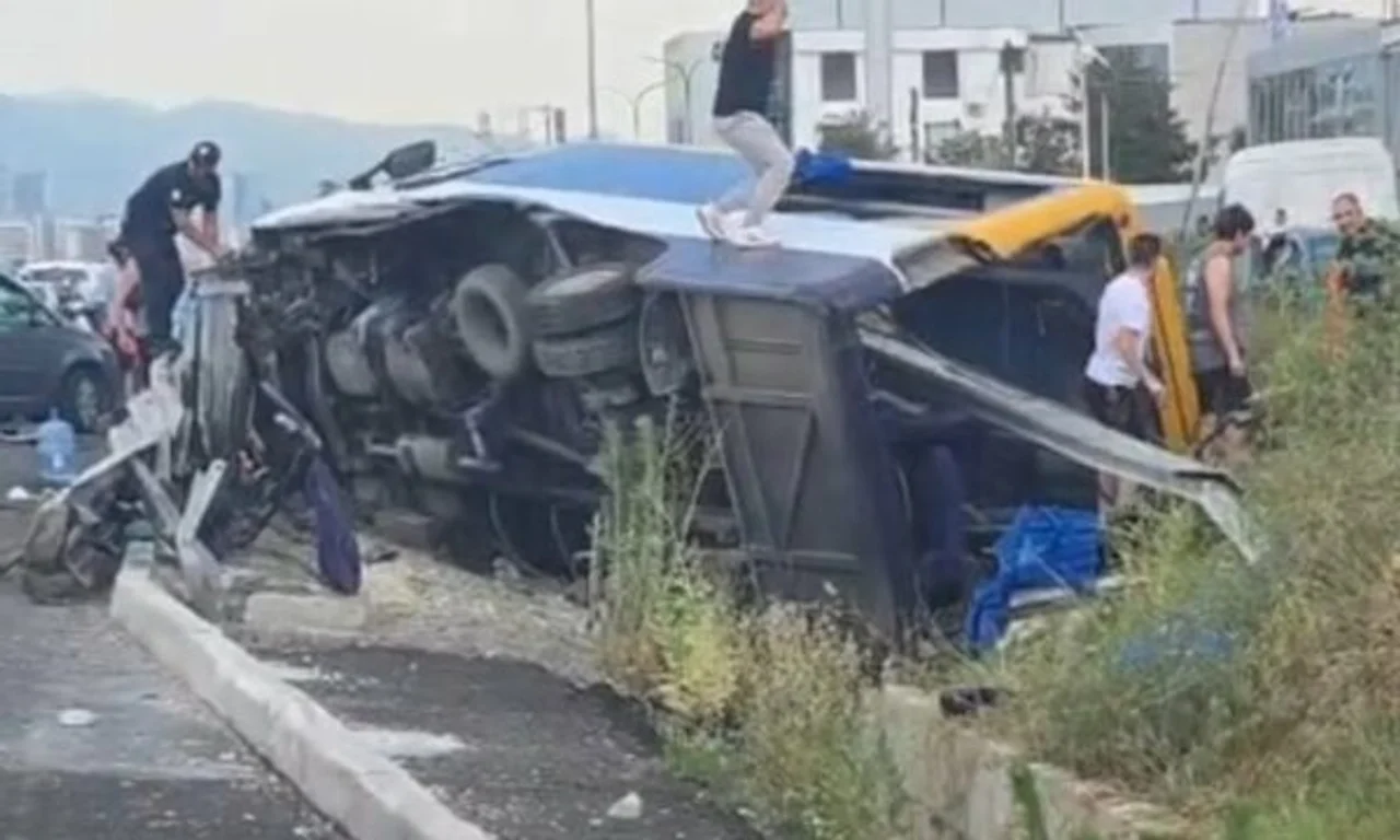 Aksident i rëndë në autostradë  furgoni del nga rruga  njerëzit mbeten të bllokuar brenda