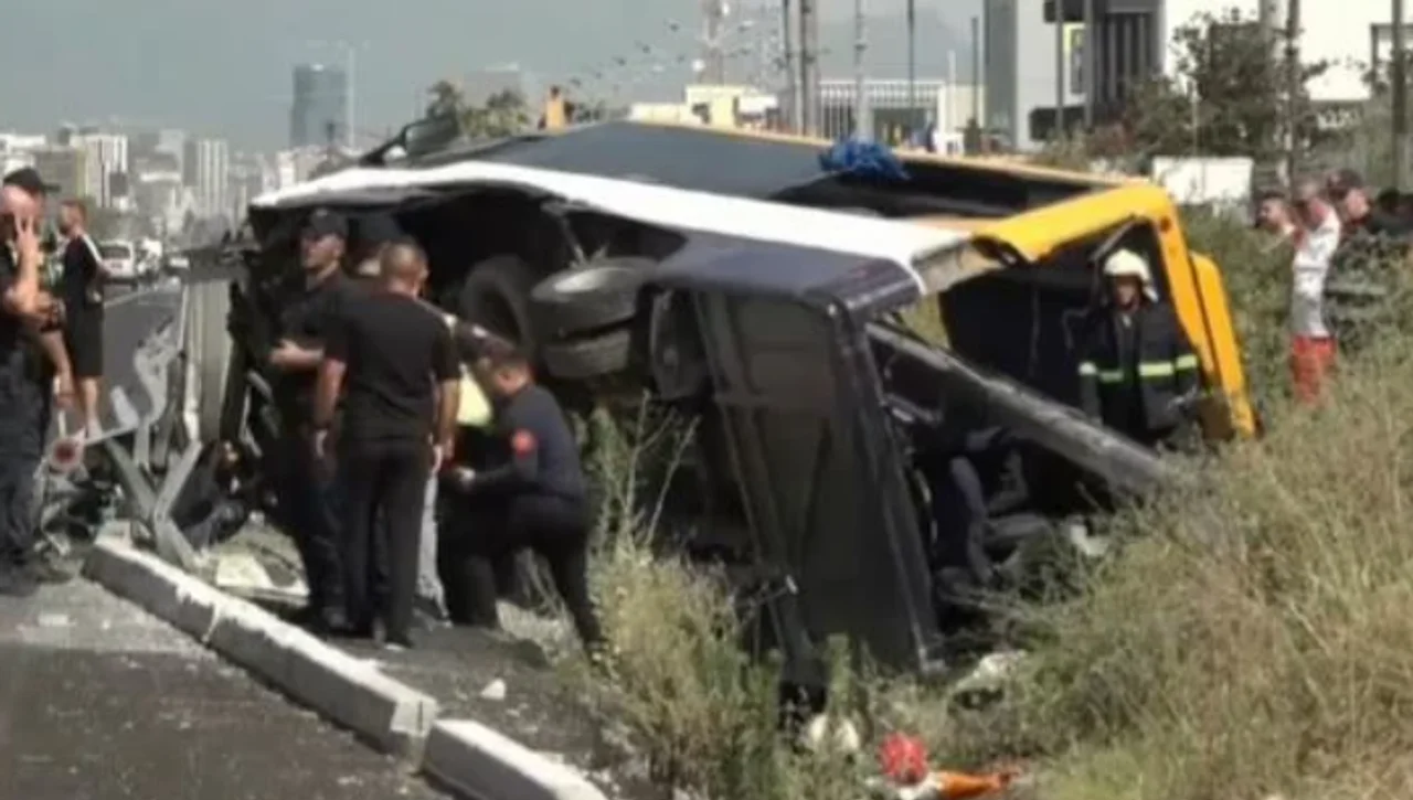 Dy të vdekur nga aksidenti në autostradën Tiranë Durrës  12 të lënduar
