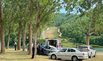 Immagine di Batlava Lake, nastro di polizia posto nella zona di ricerca, squadre KSF sulla scena