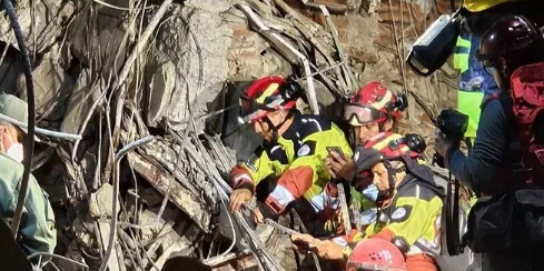 Deadly Earthquake in Venezuela, rescue teams take 12-year-old alive after five days in ruins