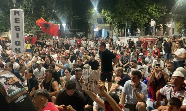 31 ° Giorno di rally a Tirana, cittadini oltre 12 ore di protesta, dopo la coalizione di tensione ancora prima del primo ministro