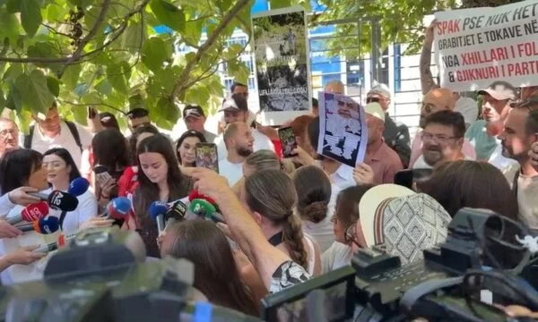 “Rama, Rama, SPAK you”, protesters gather before SPACE, hand over the indictment for the “The Albanian Files”