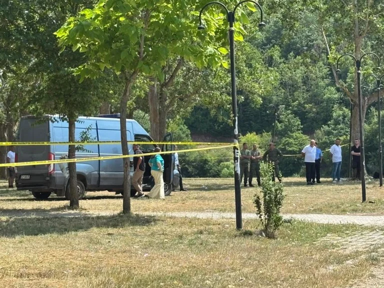 La médecine légale arrive au lac Batala, après avoir trouvé le corps de Lirim Ruhan, 25 ans