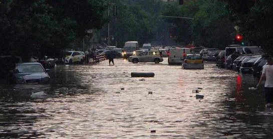 Routes inondées et voitures inondées, Skopje impliqué dans la tempête
