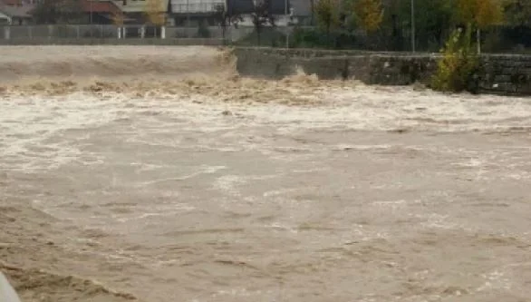 Las principales nubes de lluvia bloquean el camino en el magistrado Ferizaj-Jilan