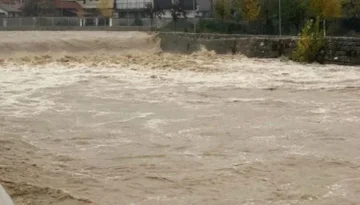Große Regenwolken blockieren die Straße in Ferizaj-Jilan Magistrat