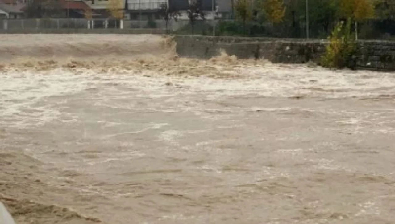 Reshjet e mëdha të shiut bllokojnë rrugën në magjistralen Ferizaj Gjilan