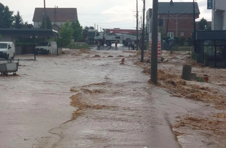 Reshjet e mëdha të shiut bllokojnë rrugën në magjistralen Ferizaj-Gjilan