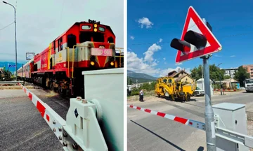 Infraco with automatic washing on Kosovo Fushe line: Do not approach the tracks less than 10 feet [3 m]