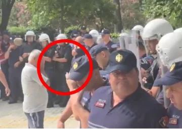 Proteste eskalieren in Albanien, Polizei effektiv getroffen von Stein im Kopf