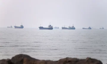 Iran issues new warning for ships to use the roads Tehran approved in the Strait of Hormuz