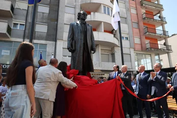 Përurohet shtatorja e ish-presidentit Ibrahim Rugova në Klinë