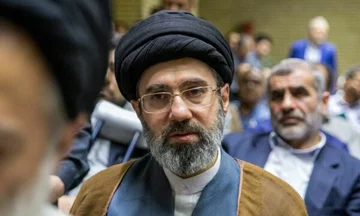 Le chef suprême iranien, Mojtaba Khamenei, assistera-t-il aux funérailles de son père ?