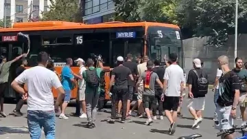 Protestuesit përplasen me faturinon dhe shoferin e autobusit në Tiranë