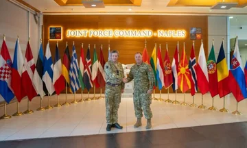 Hohe Militär NATO-Besuche Kommando in Neapel führte in KSF Operationen