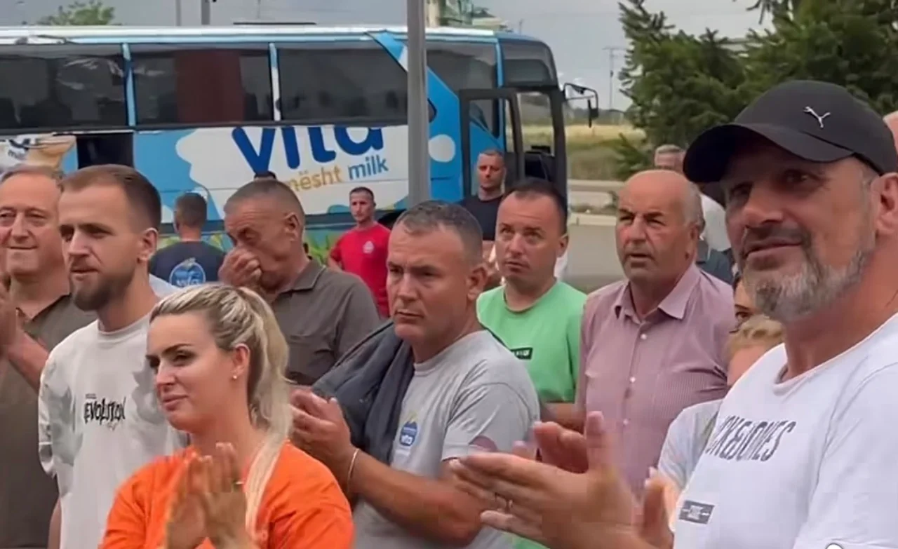 Punëtorët e  Vitës  në lot pasi u kumtohet lajmi se do mbyllet kompania  Rrogat po na i ndalë shteti jonë