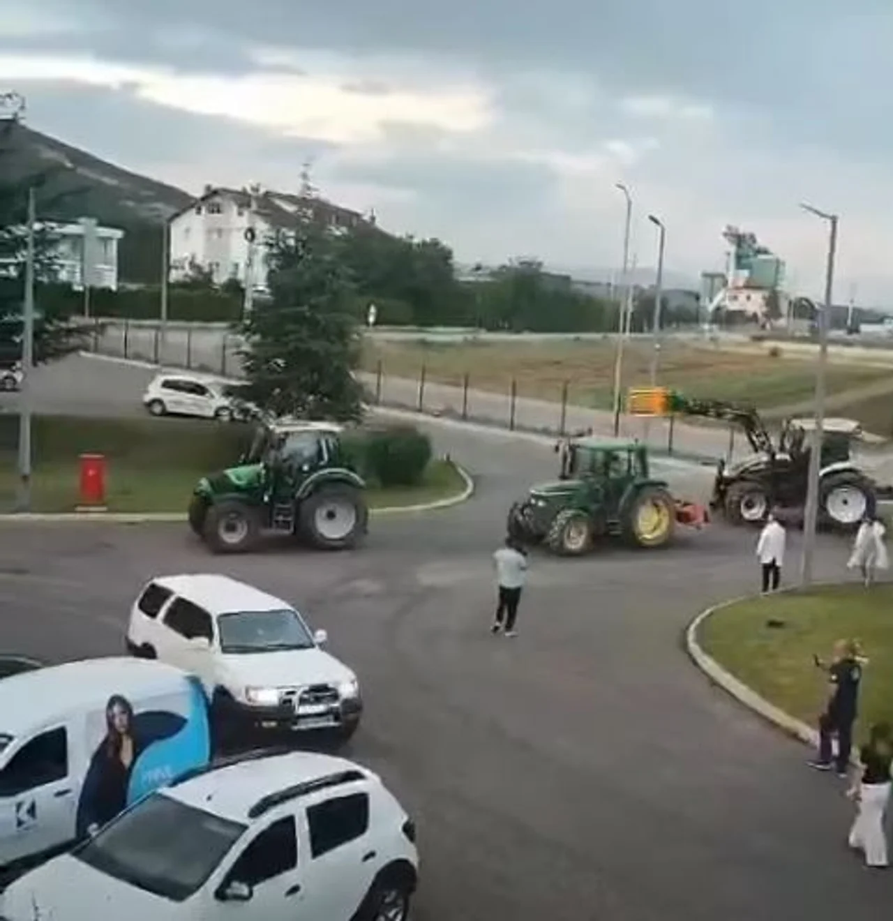 Blegtorët në përkrahje të VITA s  dhjetëra traktorë arrijnë te fabrika