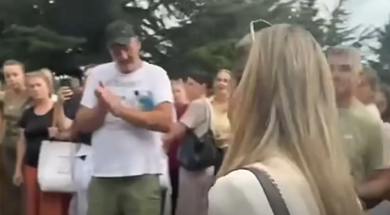 Punëtorët e  Vitës  e përcjellin me duartrokitje ironike inspektoren që s tregoi asgjë në lidhje me kontrollën  VIDEO 