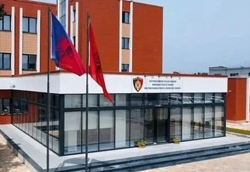 Gestohlen vor dem Touristenpaar, bedroht mit Waffen, einer verhaftet und zwei verfolgt in Shkodra