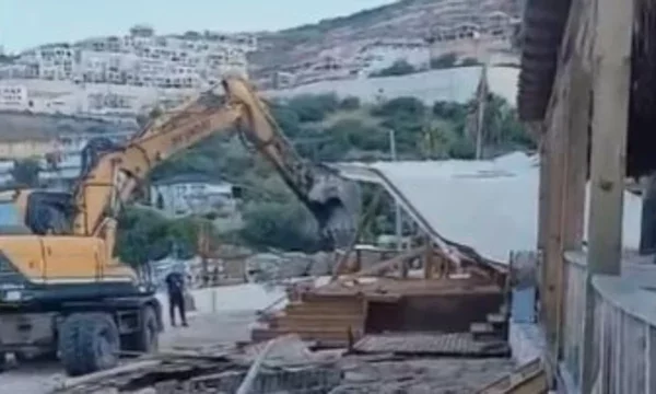 La construction libre a éclaté sur la côte de Yala