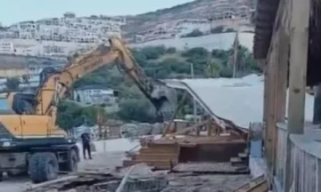 La construction libre a éclaté sur la côte de Yala