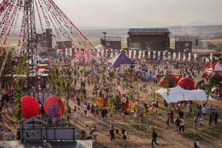 Sunny Hill Festival 2026 zbulon programin e plotë: Prishtina bëhet gati për tri ditë muzikë botërore
