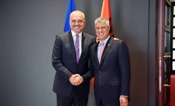 Andrew Thaci augura il suo compleanno a Eddie Rama: molti altri anni