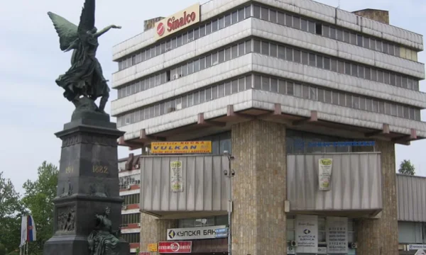 “Mos blini te shqiptarët”, opozita në Serbi kërkon reagim nga shteti për posterët kundër shqiptarëve në Krushevc
