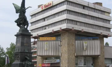 “Mos blini te shqiptarët”, opozita në Serbi kërkon reagim nga shteti për posterët kundër shqiptarëve në Krushevc
