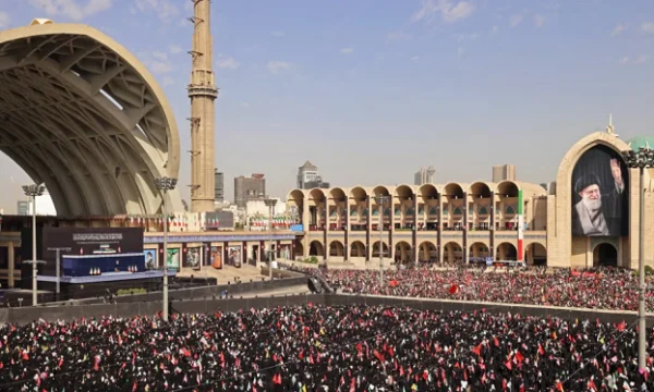 Ancora nessun segno del Leader Supremo come l'Iran lancia cerimonie mortali per Khamene