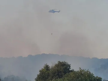 Zjarret në Shëngjin: Operacion me helikopterë për shuarje zjarresh