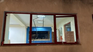 Incidenti a mezzanotte durante la manifestazione, i manifestanti rompono il vetro del Commissario
