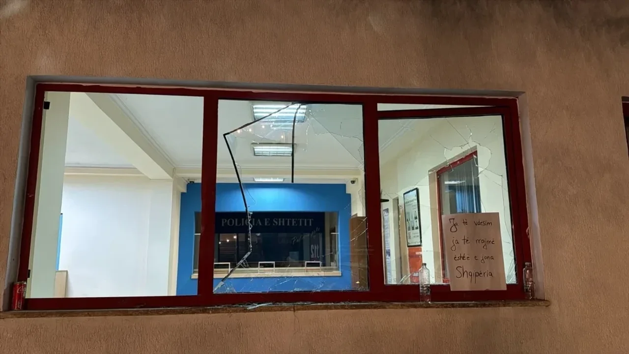 Incidente në mesnatë gjatë tubimit  protestuesit thyejnë xhamat e komisariatit