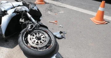 Il motociclista soffre di lesioni in un incidente nel vecchio transito di Corisha