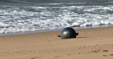 Geheimnisvolle Sphären erscheinen an einem australischen Strand, untersuchen