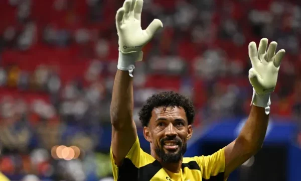 El héroe mundial 2026, Vozinha atrae el interés de un club de choque a la edad de 40 años