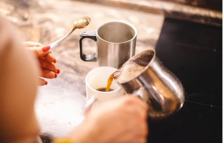 Sai qual è il momento migliore per bere caffè per energia? Non e' colazione.