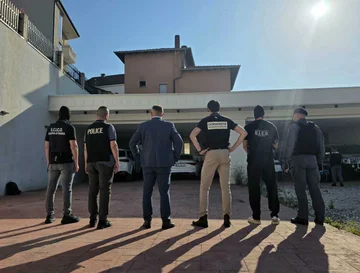 La policía de Kosovo, Italia, Francia y la acción de Europol afectó al par de Kosovo, activos por valor de 1m euros