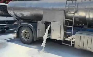 Farmers pour milk at protest before the Ministry of Agriculture
