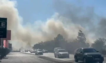 Feu à Shijak, la fumée envahit l'autoroute Tirana-Durra