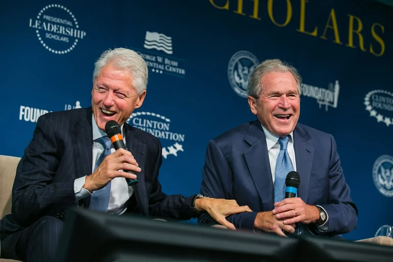 Bill Clinton uron George W. Bushin për 80-vjetorin: Miqësia jonë është një nga dhuratat më të mëdha të jetës sime