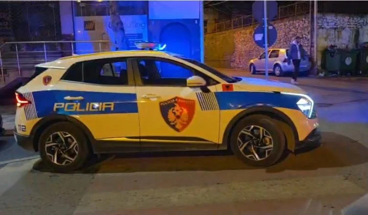 Conflicto entre tres personas en Tirana, uno apuñalado