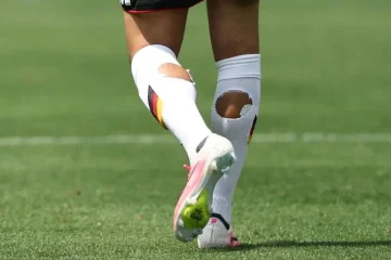 Das neue Set bei der WM: Warum schneiden Spieler Socken mit Schere?