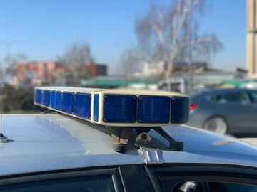 Schwere Sicht: Blut - bedecktes Land nach Stichen von zwei jungen Menschen in Komoran