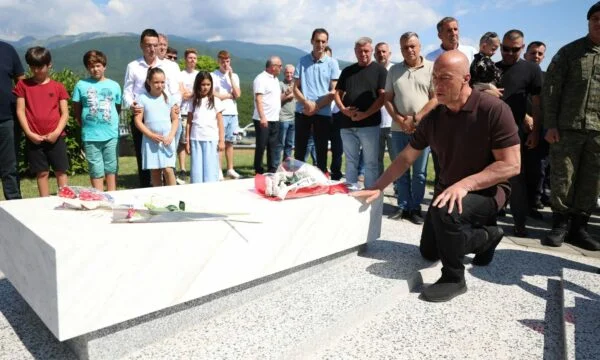 Haradinaj përkujton dëshmorët e Betejës së Morinës: “Nderim i përjetshëm për luftëtarët e lirisë”