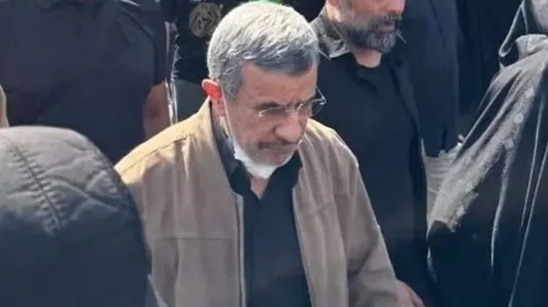 A partir de <x0 Confededad madex1 confianza en medio de la multitud, Ahmadjad aparece inesperadamente en el funeral de Khamene