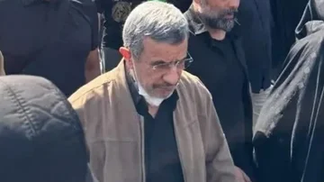 A partir de <x0 Confededad madex1 confianza en medio de la multitud, Ahmadjad aparece inesperadamente en el funeral de Khamene