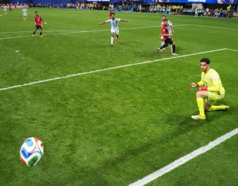 Argjentina nuk dorëzohet: përmbysje e jashtëzakonshme ndaj Egjiptit, prek çerekfinalet