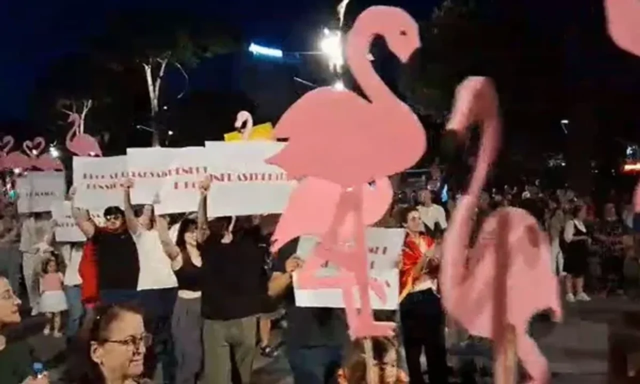 Dita e 38 të e protestës në Tiranë  protestuesit  stacionohen  para Kryeministrisë  Qëndroni të bashkuar