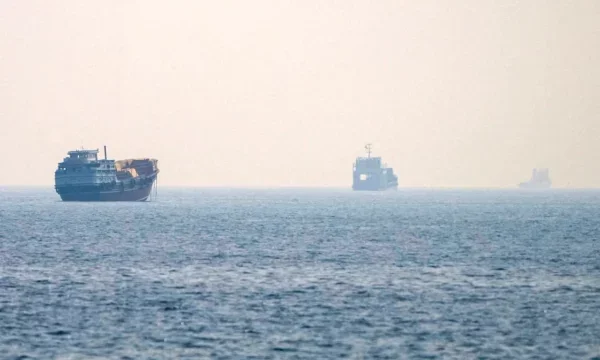 Almeno quattro petroliere e gas tornano allo Stretto di Hormuz